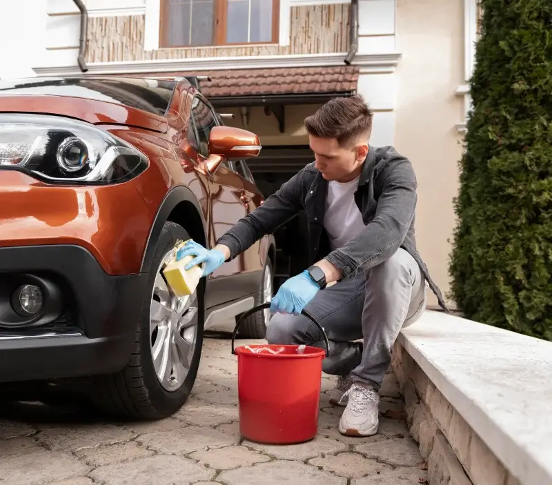 Lavage auto à domicile Frontonas : professionnel intervenant sur un véhicule